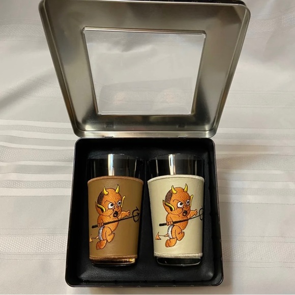Don Ed Hardy Embroidered PVC Leather
Wrapped Glasses Gift Set Metal Storage Tin - Picture 3 of 10